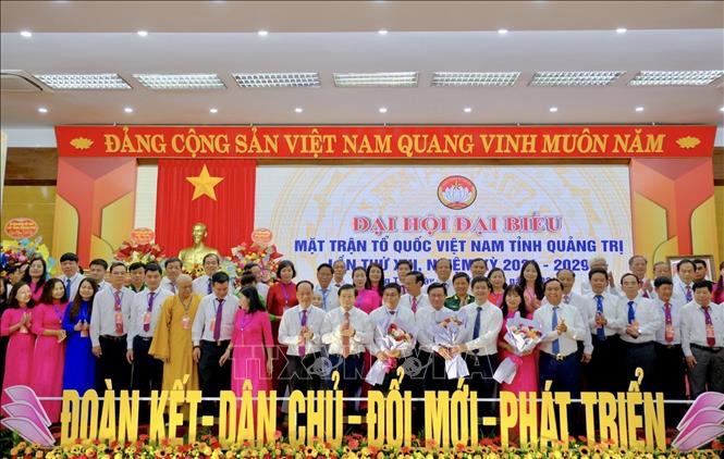 Các ủy viên Ủy ban MTTQ Việt Nam tỉnh Quảng Trị nhiệm kỳ 2024-2029 ra mắt Đại hội. Ảnh: Nguyên Linh-TTXVN