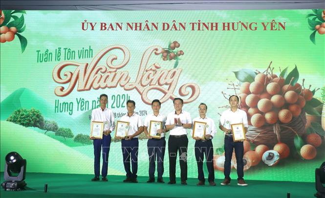Trao chứng nhận và cúp sản phẩm công nghiệp nông thôn tiêu biểu cấp tỉnh năm 2024. Ảnh: Đinh Văn Nhiều-TTXVN