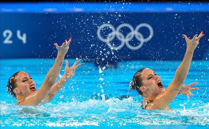 Hai chị em Bregje de Brouwer và Noortje de Brouwer đến với bơi lội theo chân của chị cả là Maaike de Brouwer. Ảnh: Hoàng Linh - pv TTXVN tại Paris