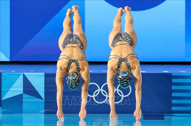 Hai chị em Bregje de Brouwer và Noortje de Brouwer bắt đầu bài thi. Ảnh: Hoàng Linh - pv TTXVN tại Paris