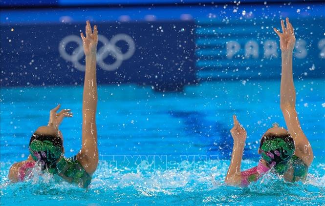 Hai chị em Wang Liuyi và Wang Qianyi mới giành chức vô địch thế giới nội dung bơi nghệ thuật đôi nữ năm 2024. Ảnh: Hoàng Linh - pv TTXVN tại Paris