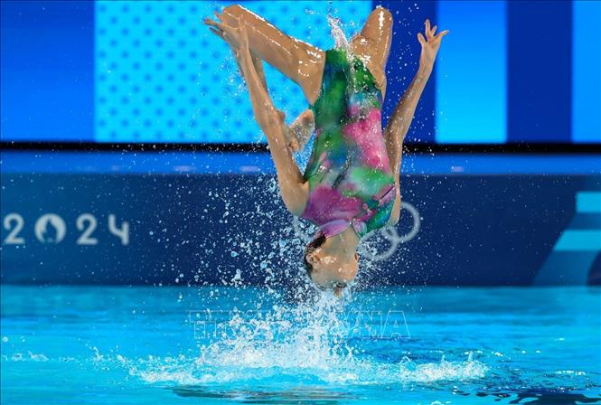 Động tác bật nhảy dưới bể của 1 trong 2 chị em Wang Liuyi và Wang Qianyi. Ảnh: Hoàng Linh - pv TTXVN tại Paris