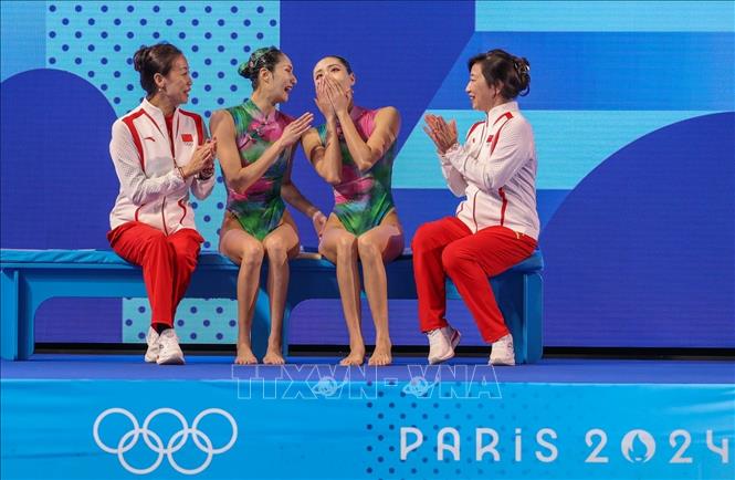 Biểu cảm của 2 chị em Wang Liuyi và Wang Qianyi khi biết được giám khảo chấm điểm cao nhất. Ảnh: Hoàng Linh - pv TTXVN tại Paris
