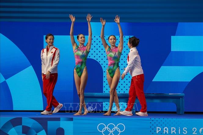 Hai chị em Wang Liuyi và Wang Qianyi vẫy chào khán giả. Ảnh: Hoàng Linh - pv TTXVN tại Paris