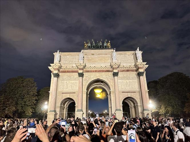 Hàng nghìn người tới chiêm ngưỡng ngọn lửa Olympic tại vườn hoa Tuileries. Ảnh: Ngọc Hiệp - P/v TTXVN tại Pháp