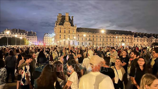 Hàng chục nghìn người tới tập trung tại vườn hoa Tuileries và bảo tàng Louvre để chứng kiến Ngọn lửa Olympic. Ảnh: Ngọc Hiệp - P/v TTXVN tại Pháp