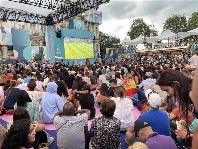 Không gian công cộng được thiết kế thành các khu vực cho người hâm mộ (Fan zone) tới xem Thế vận hội. Ảnh: Thu Hà - P/v TTXVN tại Pháp