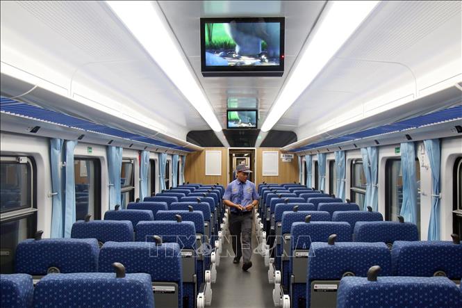 The carriages are equipped with modern amenities, with beds in the sleeper cars coming with comfortable, environmentally-friendly, and fireproof mattresses, and separate audio and visual systems, ventilation systems, and air-conditioners. VNA Photo: Tiến Lực
