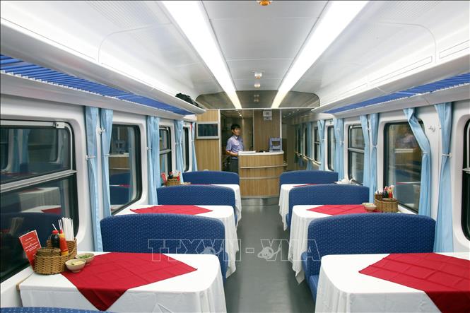 The carriages are equipped with modern amenities, with beds in the sleeper cars coming with comfortable, environmentally-friendly, and fireproof mattresses, and separate audio and visual systems, ventilation systems, and air-conditioners. VNA Photo: Tiến Lực