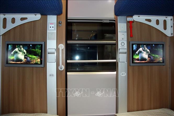 The carriages are equipped with modern amenities, with beds in the sleeper cars coming with comfortable, environmentally-friendly, and fireproof mattresses, and separate audio and visual systems, ventilation systems, and air-conditioners. VNA Photo: Tiến Lực