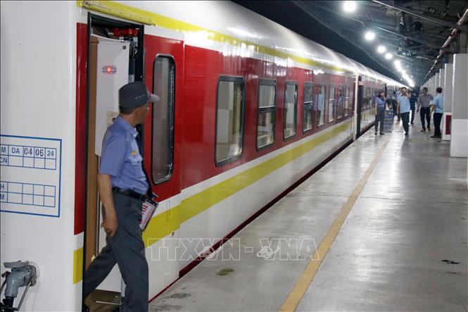 The trial of new trains shuttling between Ho Chi Minh City and Nha Trang beach city in the central province of Khanh Hoa, two of Vietnam’s most renowned tourist destinations, begins on August 9. VNA Photo: Tiến Lực