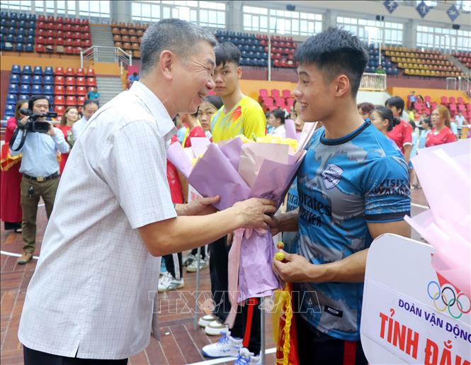 Ban tổ chức giải đấu tặng hoa và cờ lưu niệm các đoàn đến từ 16 tỉnh, thành. Ảnh: Nguyễn Công Hải - TTXVN