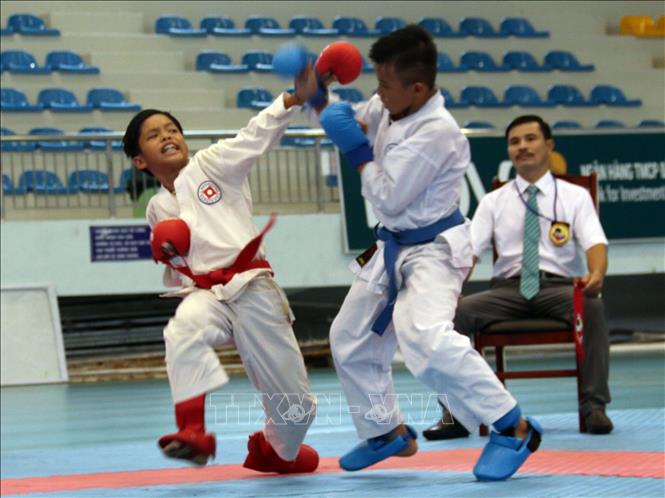 Các vận động viên thi đấu ở môn đối kháng nam. Ảnh: Lê Sen - TTXVN