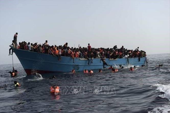Người di cư được giải cứu trên Địa Trung Hải, cách Libya khoảng 12 hải lý về phía Bắc. Ảnh: Getty Images/TTXVN