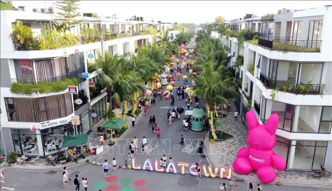 Một đoạn phố đi bộ tại khu du lịch Flamingo Đại Lải Resort tại thành phố Phúc Yên. Ảnh: Hoàng Hùng - TTXVN