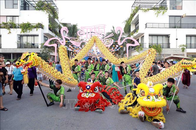 Phố đi bộ tại Khu du lịch Flamingo Đại Lải Resort có không gian ngập tràn màu sắc và sôi động. Ảnh: Hoàng Hùng - TTXVN