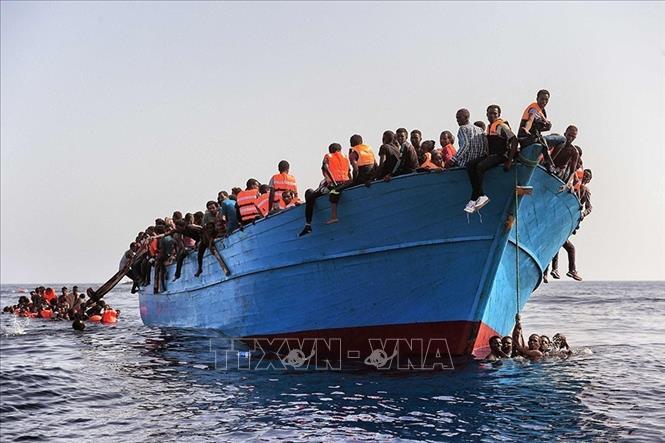 Người di cư được giải cứu trên Địa Trung Hải, cách Libya khoảng 12 hải lý về phía Bắc. Ảnh: Getty Images/TTXVN