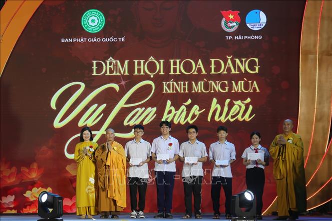 Bà Nguyễn Thị Phương Thảo, Phó Chủ tịch Ủy ban MTTQ Việt Nam TP Hải Phòng (ngoài cùng bên phải) và đại diện Giáo hội Phật giáo Việt Nam TP Hải Phòng tặng quà học sinh giỏi. Ảnh: Minh Thu- TTXVN