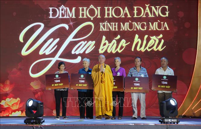 Hòa thượng Thích Thanh Giác, Phó Trưởng ban Thường trực Giáo hội Phật giáo Việt Nam TP Hải Phòng tặng quà cho các gia đình có hoàn cảnh khó khăn. Ảnh: Minh Thu- TTXVN