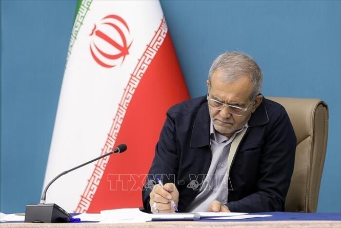 Tổng thống Iran Masoud Pezeshkian bổ nhiệm ông Mohammad Eslami giữ chức Phó Tổng thống, đồng thời tiếp tục đứng đầu Tổ chức Năng lượng nguyên tử Iran (AEOI). Ảnh: IRNA/TTXVN