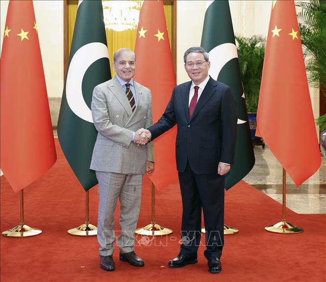 (Tư liệu) Thủ tướng Trung Quốc Lý Cường (phải) và Thủ tướng Pakistan Shehbaz Sharif tại cuộc gặp ở Bắc Kinh, Trung Quốc, ngày 7/6/2024. Ảnh: THX/TTXVN