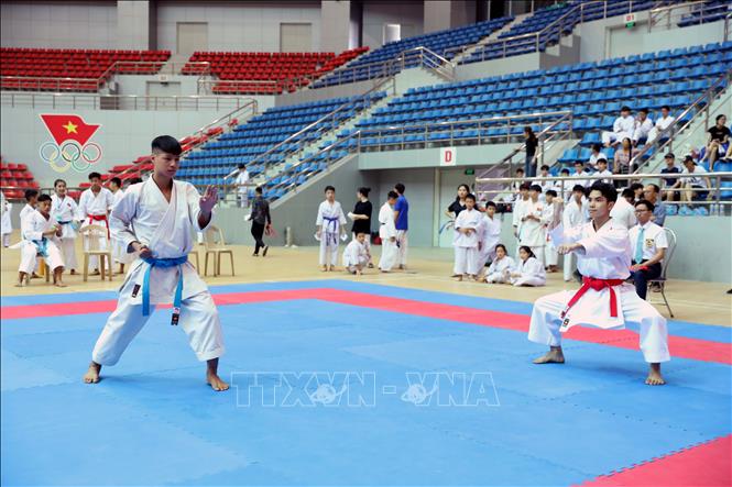 Các vận động viên thi đấu ở nội dung Kata (biểu diễn) cá nhân nam.  Ảnh: Đại Nghĩa - TTXVN