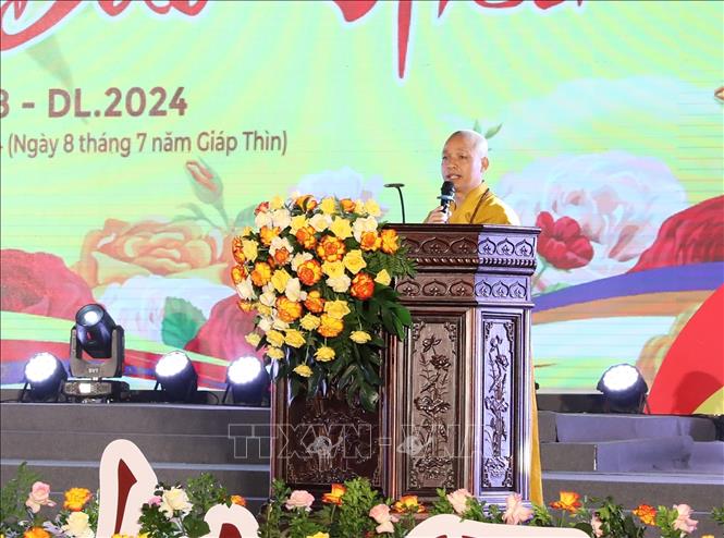 Thượng tọa Thích Minh Quang, Ủy viên Hội đồng Trị sự Giáo hội Phật giáo Việt Nam, Chứng minh Ban Trị sự Phật giáo tỉnh Ninh Bình chia sẻ thêm những thông tin về lễ Vu Lan. Ảnh: Đức Phương - TTXVN