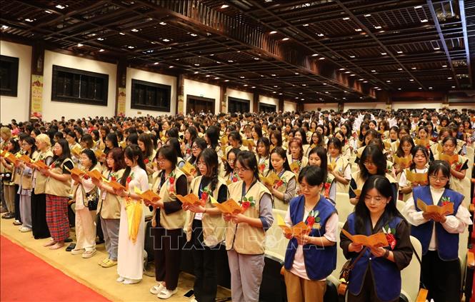 Thực hiện nghi thức của Phật giáo trong Pháp hội Vu Lan. Ảnh: Đức Phương - TTXVN