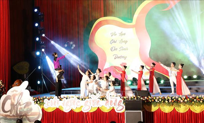 An art performance at the festival. VNA Photo: Đức Phương