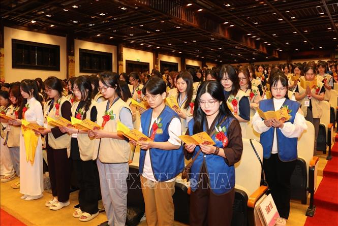 Participants join a ceremony celebrating Vu Lan festival. VNA Photo: Đức Phương