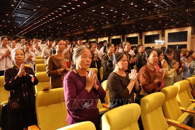 Buddhist followers at the festival. VNA Photo: Đức Phương 