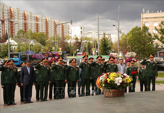 Đại tướng Phan Văn Giang và các đại biểu dâng hoa tại Tượng đài Chủ tịch Hồ Chí Minh ở Moskva. Ảnh: Duy Trinh - PV TTXVN tại LB Nga
