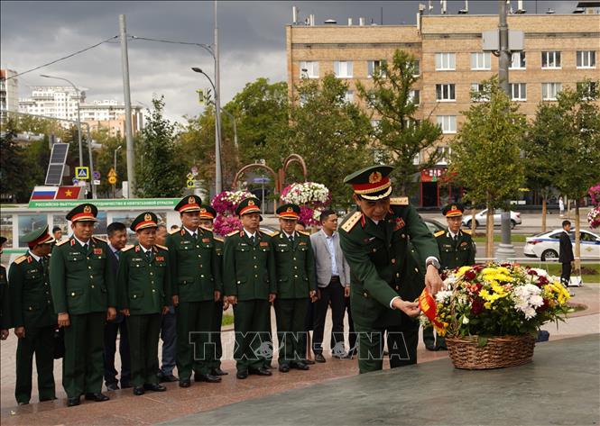 Đại tướng Phan Văn Giang và các đại biểu dâng hoa tại Tượng đài Chủ tịch Hồ Chí Minh ở Moskva. Ảnh: Duy Trinh - PV TTXVN tại LB Nga
