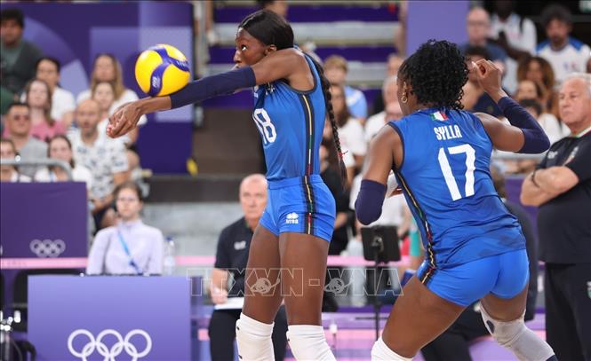 Một pha đỡ bước một cực chuẩn của Egonu. Ảnh: Hoàng Linh - PV TTXVN từ Paris
