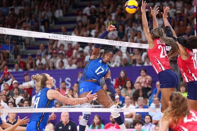 Rào chắn của đội tuyển Mỹ cố gắng ngăn chặn cú đập bóng của Fatime Myriam Sylla (trái). Ảnh: Hoàng Linh - PV TTXVN từ Paris
