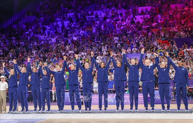 Đội tuyển Mỹ trên bục nhận HCB. Ảnh: Hoàng Linh - PV TTXVN từ Paris
