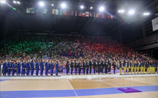 3 đội tuyển giành HCB, HCV, HCĐ (từ trái qua): Mỹ, Italia, Brazil. Ảnh: Hoàng Linh - PV TTXVN từ Paris
