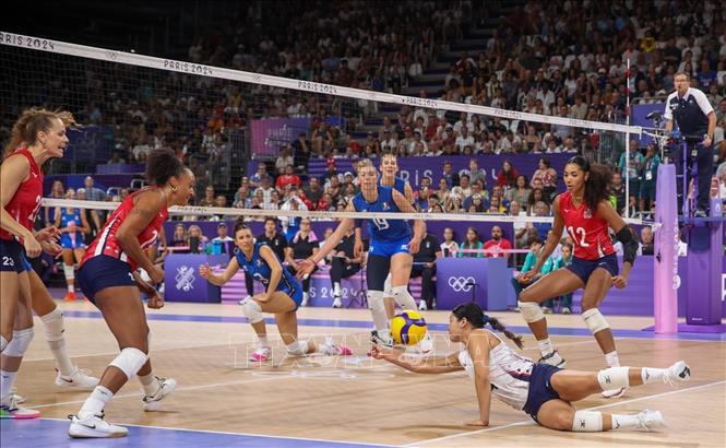 Một pha cứu bóng đầy nỗ lực của libero Justine Wong-Orantes (áo trắng) bên phía đội tuyển Mỹ. Ảnh: Hoàng Linh - PV TTXVN từ Paris
