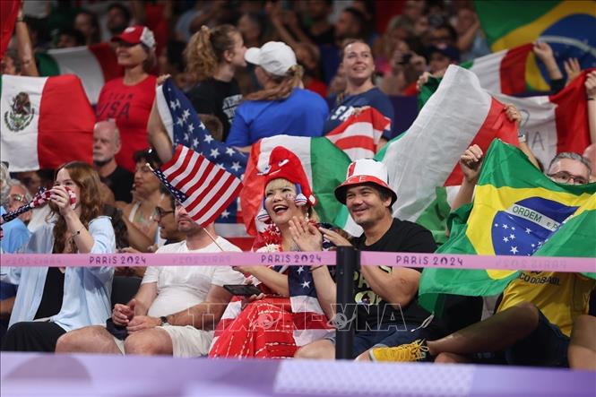 Các CĐV Mỹ trên khán đài. Ảnh: Hoàng Linh - PV TTXVN từ Paris
