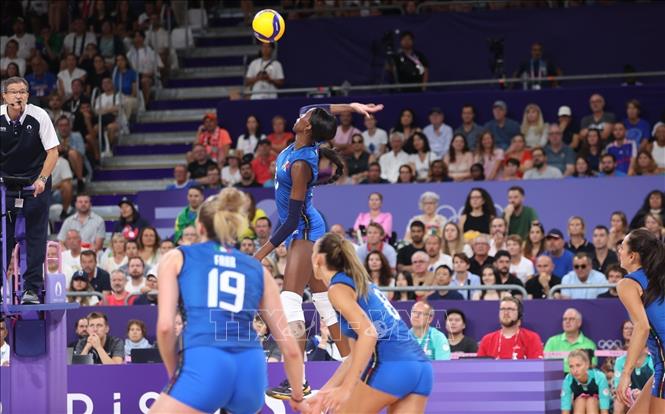 Một pha bật cao ghi điểm của Egonu, cầu thủ xuất sắc nhất trận chung kết. Ảnh: Hoàng Linh - PV TTXVN từ Paris
