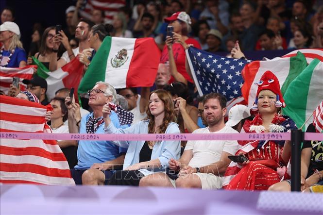 CĐV Mỹ và CĐV Italia trên khán đài. Ảnh: Hoàng Linh - PV TTXVN từ Paris
