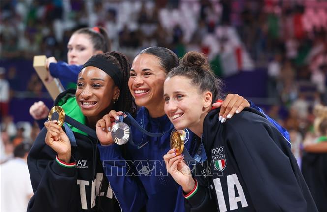 Các cầu thủ Mỹ và Italia chụp ảnh lưu niệm. Ảnh: Hoàng Linh - PV TTXVN từ Paris
