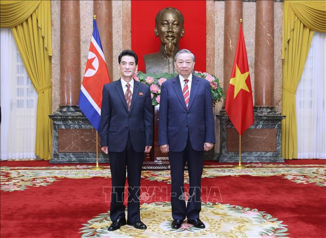 Tổng Bí thư, Chủ tịch nước Tô Lâm và Đại sứ Cộng hoà Dân chủ Nhân dân Triều Tiên tại Việt Nam Ri Sung Guk chụp ảnh chung. Ảnh: Lâm Khánh - TTXVN