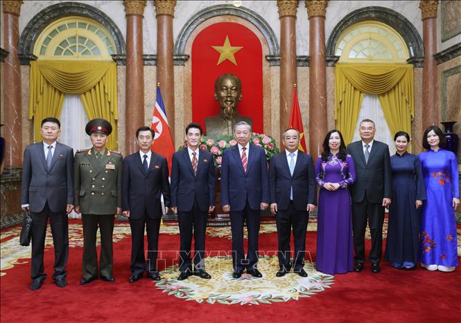 Tổng Bí thư, Chủ tịch nước Tô Lâm và Đại sứ Cộng hoà Dân chủ Nhân dân Triều Tiên tại Việt Nam Ri Sung Guk chụp ảnh chung với các đại biểu. Ảnh: Lâm Khánh - TTXVN
