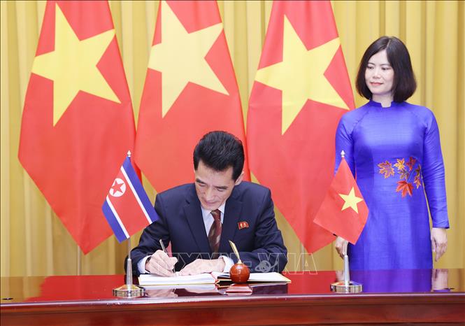 Đại sứ Cộng hoà Dân chủ Nhân dân Triều Tiên tại Việt Nam Ri Sung Guk ghi lưu bút. Ảnh: Lâm Khánh - TTXVN
