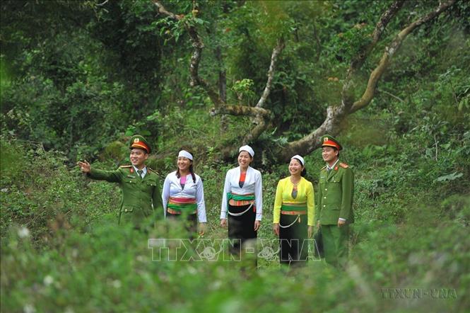 Công an chính quy xã Cúc Phương, huyện Nho Quan (Ninh Bình) tuần tra cùng bà con người dân tộc Mường nhằm đảm bảo an ninh, trật tự trên địa bàn (2020). Ảnh: Minh Đức - TTXVN