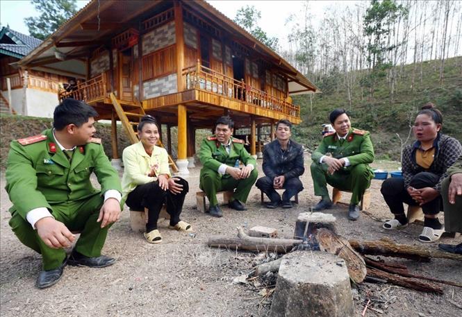 Công an xã chính quy tuyên truyền pháp luật đến người dân tại bản Co Pục, xã Hua Thanh (huyện Điện Biên, tỉnh Điện Biên). Ảnh: Phạm Kiên - TTXVN