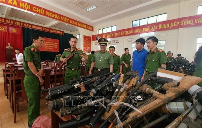 Trong 40 ngày mở đợt cao điểm vận động toàn dân giao nộp vũ khí, vật liệu nổ, công cụ hỗ trợ và đấu tranh với tội phạm, các hành vi vi phạm pháp luật liên quan, công an tỉnh Đắk Lắk đã thu hồi được 4.576 vũ khí, 2 kg đạn chì và 1,7kg thuốc nổ (2023). Ảnh: Tuấn Anh - TTXVN