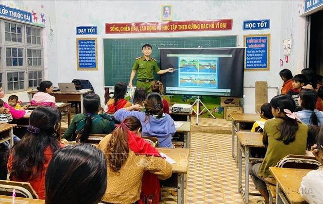 Để giúp đồng bào thiểu số Ba Na nâng cao trình độ văn hóa, Trung uý Lê Tuấn Thành, chiến sĩ công an xã H’Ra (Mang Yang, Gia Lai) mở lớp học tình thương, giúp cho người dân được học chữ và phép tính; được xem các đoạn phim về các chính sách của Nhà nước để hiểu thêm về quyền và nghĩa vụ của công dân. Ảnh: TTXVN phát