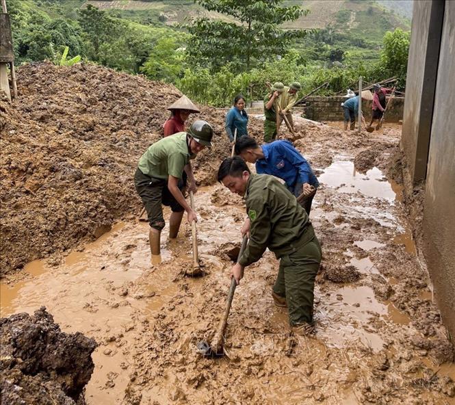 Công an tỉnh Lai Châu hỗ trợ người dân dọn bùn đất tràn vào nhà sau mưa lũ (2023). Ảnh: TTXVN phát